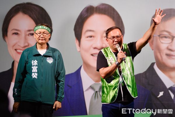 ▲民進黨徵召的屏東縣第二選區（屏南）立委候選人徐富癸3日晚間在南州鄉、林邊鄉成立後援會，不分區立委被提名人林楚茵﹑王義川特別南下到場助講，兩人大酸對手「掛羊頭賣狗肉」，呼籲鄉親們要認明「正牌」的民進黨候選人徐富癸。席間，王義川更直接開砲蘇家，民進黨對黑金零容忍，既然觸犯法律自行離開，沒必要再讓下一代出來攪局。（圖／記者陳弘修攝）