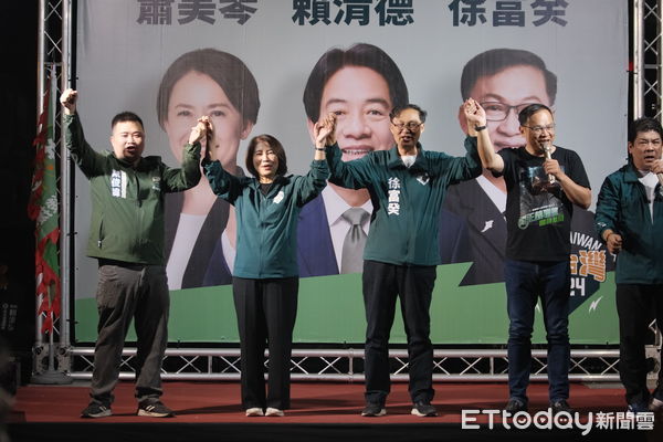 ▲民進黨徵召的屏東縣第二選區（屏南）立委候選人徐富癸3日晚間在南州鄉、林邊鄉成立後援會，不分區立委被提名人林楚茵﹑王義川特別南下到場助講，兩人大酸對手「掛羊頭賣狗肉」，呼籲鄉親們要認明「正牌」的民進黨候選人徐富癸。席間，王義川更直接開砲蘇家，民進黨對黑金零容忍，既然觸犯法律自行離開，沒必要再讓下一代出來攪局。（圖／記者陳弘修攝）