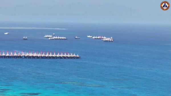 ▲▼超過135艘中國籍漁船進入菲國專屬經濟區（EEZ）內的南海牛軛礁。（圖／路透）
