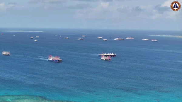 ▲▼超過135艘中國籍漁船進入菲國專屬經濟區（EEZ）內的南海牛軛礁。（圖／路透）