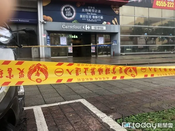 ▲▼             桃園家樂福中原店遭3屁孩持殺蟲劑朝著點燃的打火機噴灑引發火勢，消防局火調科人員勘驗。（圖／記者楊熾興攝）