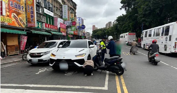 25歲騎士路口違規左轉，意外撞上千萬藍寶堅尼，所幸事故並未造成任何人員受傷。（圖／翻攝畫面）