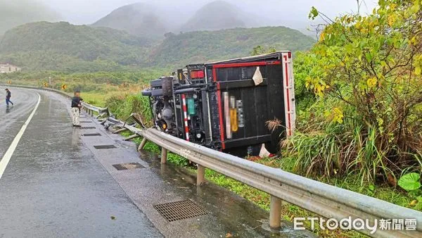 ▲貢寮台2線大貨車衝對向車道。（圖／記者郭世賢翻攝）