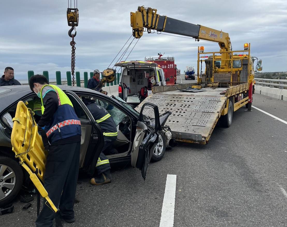 快訊／台61線嚴重事故！轎車與槽車相撞　駕駛失去呼吸心跳 | ETtoday社會新聞 | ETtoday新聞雲