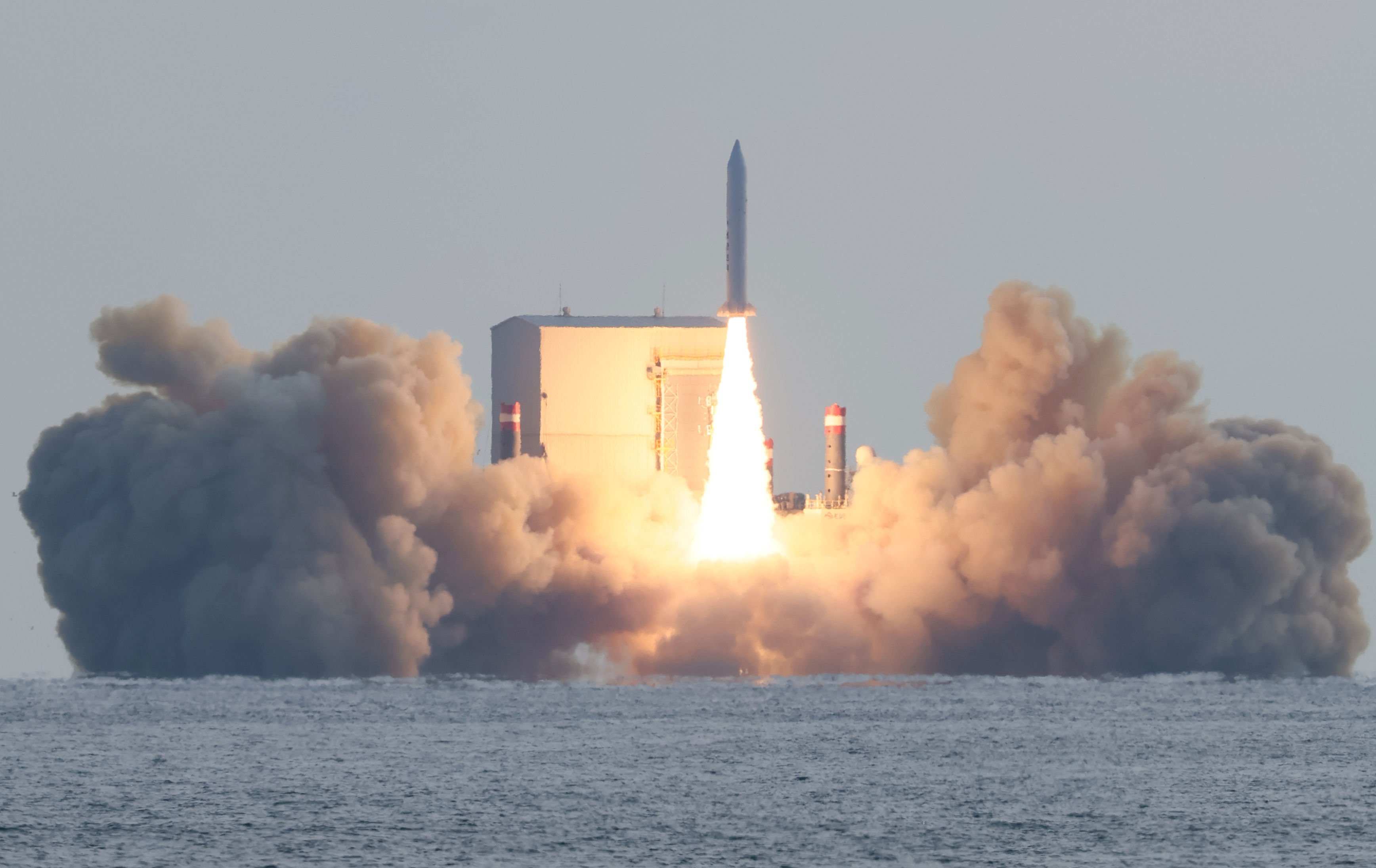 ▲▼南韓軍方4日下午在濟州島中文海岸，成功發射搭載觀測用衛星的固態燃料火箭。（圖／達志影像／newscom）