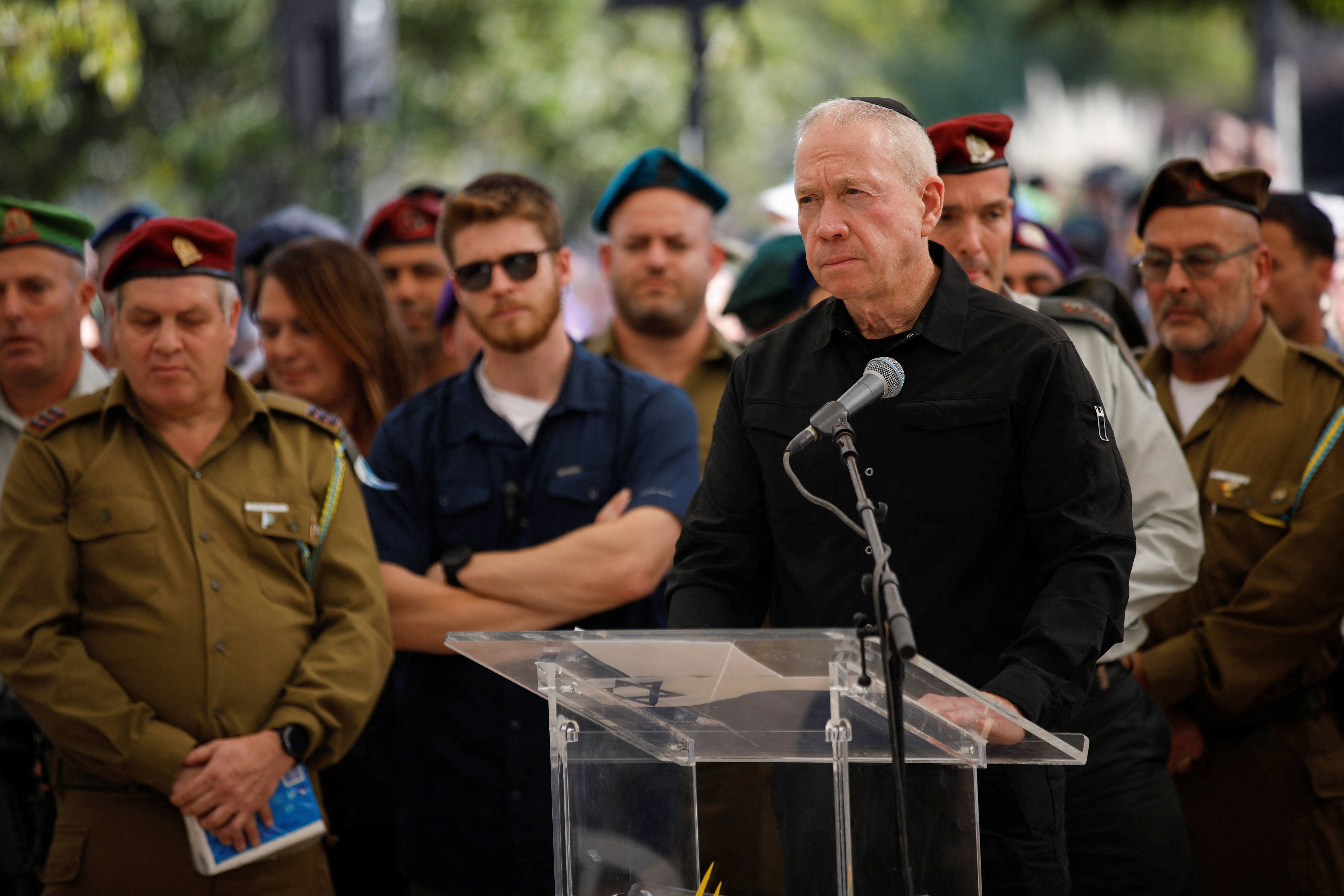 以色列國防部長加蘭特在陣亡士兵葬禮上發表談話。（圖／路透）