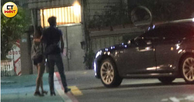 直擊黃西田女兒深夜約會！爸媽前腳才搭車　藍衣男陪吃黃露瑤護花