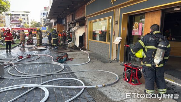 ▲台南市北區新小北商圈連棟式鐵皮建築餐廳發生火警，六大隊等救災人車前往搶救，成功使損失至最低程度，新小北商圈業者專程前往六大隊致謝。（圖／記者林東良翻攝，下同）