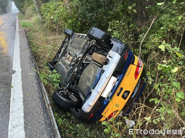 ▲▼      金門消防局4日獲報環中路有車子跌落一米深山溝裡。（圖／記者林名揚翻攝）