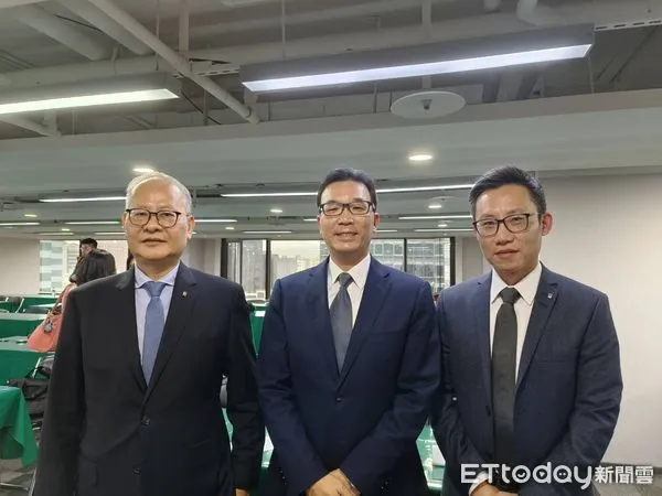 ▲左起陽明策略長白坤榮、總經理杜書勤、業務長李明輝。（圖／記者張佩芬攝）