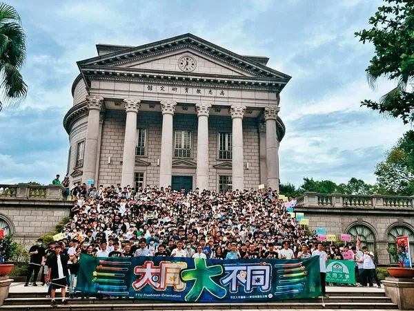 大同大學教育館採羅馬建築風格，氣勢雄偉，但校園很多建物是違章鐵皮屋，且蓋在工業區，嚴重影響師生權益。（翻攝大同大學臉書）