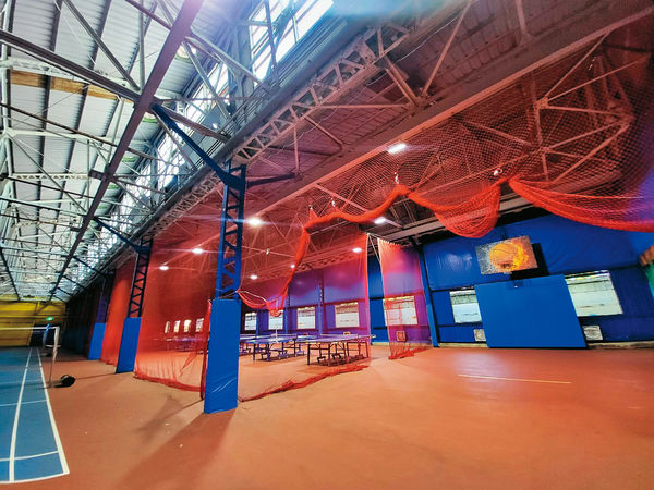 大同大學的室內運動場也是鐵皮屋搭建，除了亮度與高度都不足外，空氣流通也不佳。
