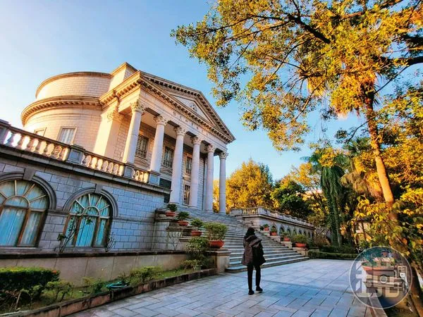 大同大學教育研究館擁有華麗歐式圓頂，搭配雄偉羅馬柱，是熱門的婚攝景點。