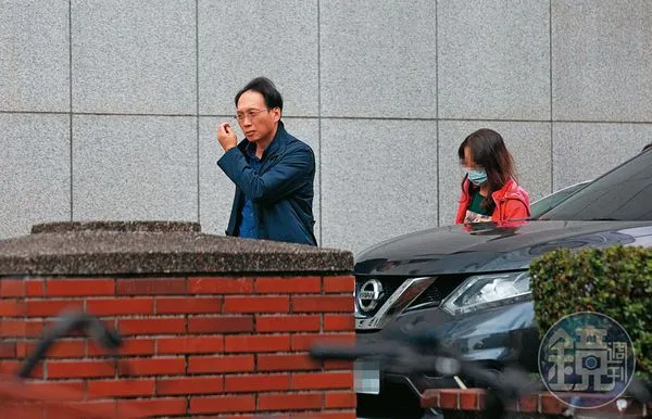 許朝程（左）與妻子（右）互動和諧，假日還會一起陪許母赴醫院看診。