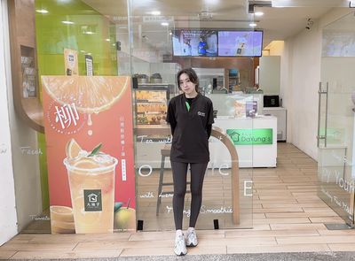 苑裡飲料店換店長　1.2萬人讚爆「正妹員工照」：比全糖還甜