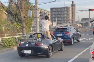 等紅燈遇敞篷車男「起立熱舞」　忘情演出30秒網看傻眼