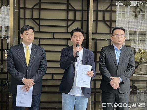 ▲▼ 侯友宜競選辦公室發言人呂家愷、律師簡榮宗、律師葉慶元 按鈴申告有心人士意圖使人不當選而散佈謠言以及誹謗。（圖／記者陳煥丞攝）