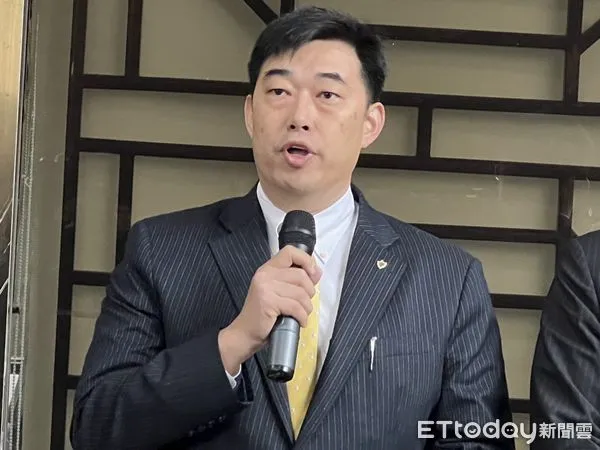 ▲▼ 侯友宜競選辦公室發言人呂家愷、律師簡榮宗、律師葉慶元 按鈴申告有心人士意圖使人不當選而散佈謠言以及誹謗。（圖／記者陳煥丞攝）