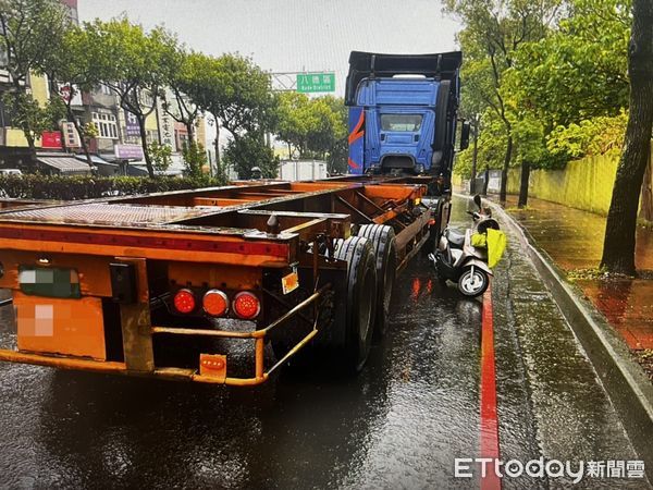 ▲桃園市中壢區中華路、遠東路口4日下午2時發生一起死亡車禍。（圖／記者沈繼昌翻攝，下同）