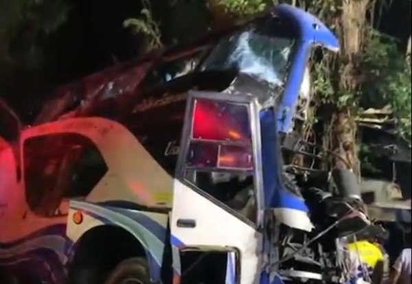 ▲▼泰國夜間巴士衝撞路樹釀14死。（圖／翻攝自X）