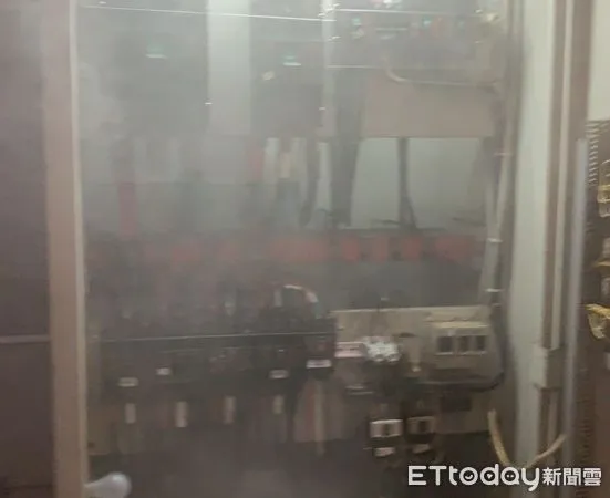 ▲台南市成功大學自強校區電機館地下2樓配電盤，5日上午發生火警，冒出大量濃煙，消防人員到場先疏散師生約300人，以滅火器撲滅火勢。（圖／民眾提供，下同）
