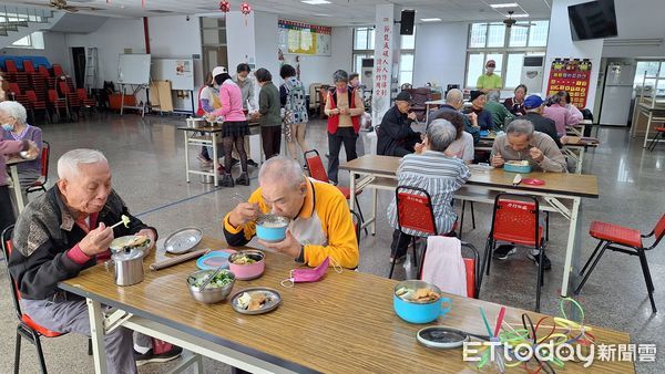 ▲台南市長黃偉哲在社會局盧禹璁局長陪同下，於勞工育樂中心頒獎給52個獲獎單位，參賽據點依參加的蔬食共餐天數可獲得2000元-5000元不等之禮券。（圖／記者林東良翻攝，下同）