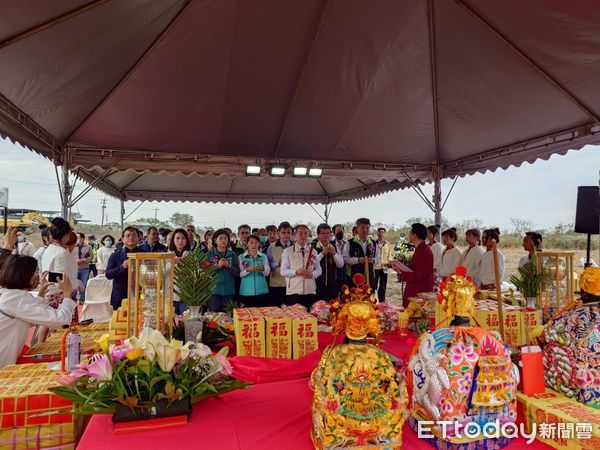 ▲台南市農業局動保處於2019年規劃多功能動物保護教育園區，12月5日辦理動土祈福儀式，迎請慈濟宮保生二大帝、南鯤鯓代天府玉皇大帝、地藏王菩薩、大王、三王與鎮壽殿五穀王及慈太宮中壇元帥等神尊，祈求工程施工順利。（圖／記者林東良翻攝，下同）