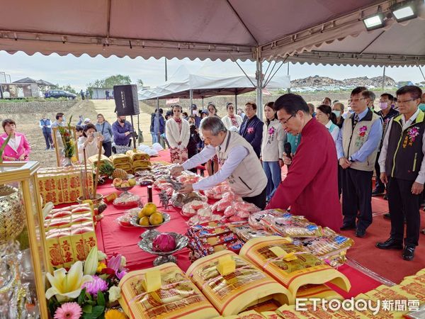 ▲台南市農業局動保處於2019年規劃多功能動物保護教育園區，12月5日辦理動土祈福儀式，迎請慈濟宮保生二大帝、南鯤鯓代天府玉皇大帝、地藏王菩薩、大王、三王與鎮壽殿五穀王及慈太宮中壇元帥等神尊，祈求工程施工順利。（圖／記者林東良翻攝，下同）