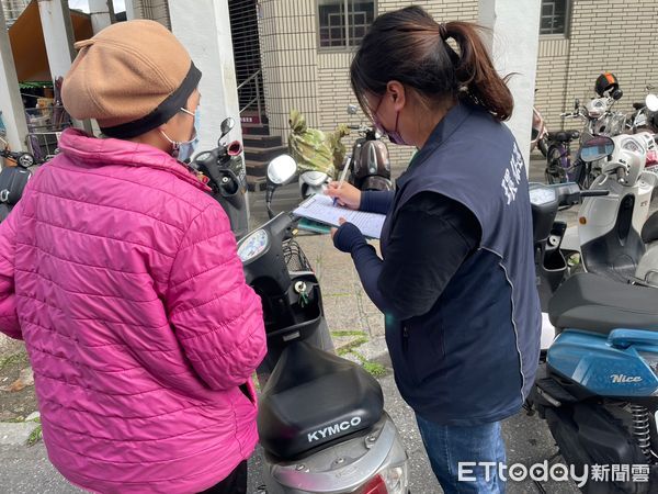 ▲車流熱區定點宣導機車定檢E化簡訊服務。（圖／花蓮縣政府提供，下同）