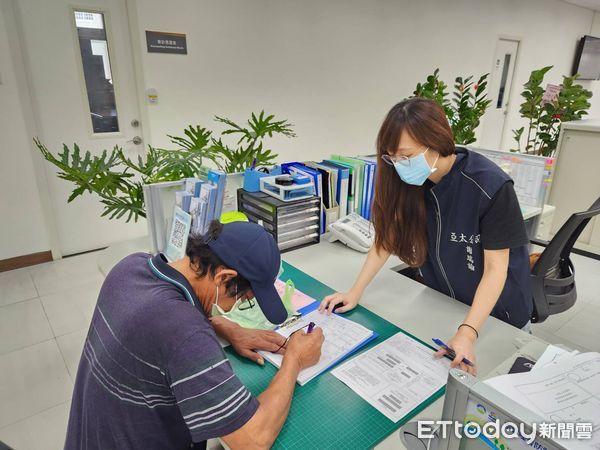 ▲車流熱區定點宣導機車定檢E化簡訊服務。（圖／花蓮縣政府提供，下同）