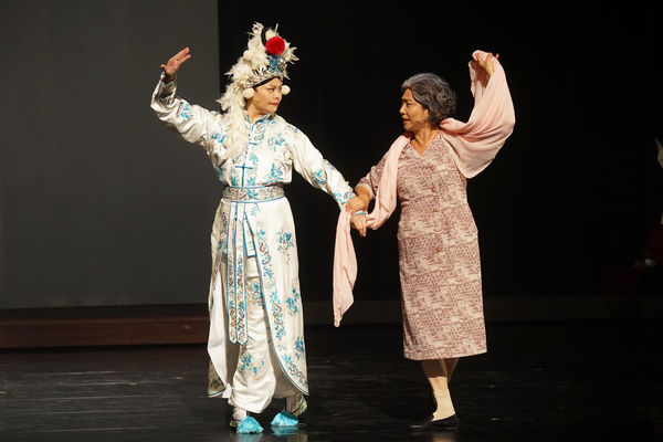 ▲林嘉俐（左）以豫劇裝扮和楊麗音一起又唱又跳。（圖／故事工廠提供）
