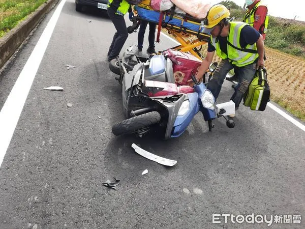 ▲▼苗栗苑裡發生酒駕男騎機車與Foodpanda外送員碰撞車禍，2人均受傷送醫，酒駕男人、車衝進路旁稻田。（圖／記者蔡文淵翻攝）