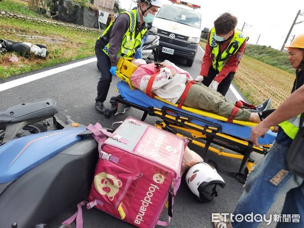 ▲▼苗栗苑裡發生酒駕男騎機車與Foodpanda外送員碰撞車禍，2人均受傷送醫，酒駕男人、車衝進路旁稻田。（圖／記者蔡文淵翻攝）