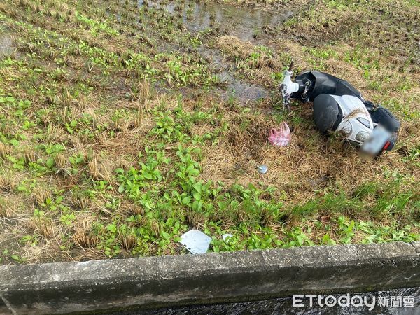 ▲▼苗栗苑裡發生酒駕男騎機車與Foodpanda外送員碰撞車禍，2人均受傷送醫，酒駕男人、車衝進路旁稻田。（圖／記者蔡文淵翻攝）