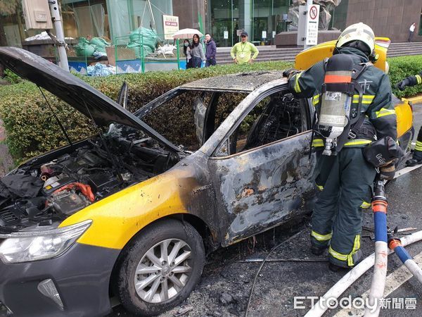 ▲▼       敦化北路小黃火燒車     。（圖／記者張君豪翻攝）