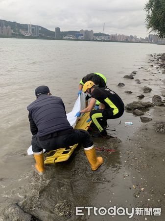 ▲▼ 新北淡水河驚見浮屍            。（圖／記者戴上容翻攝）