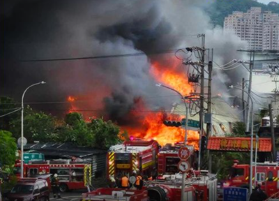 新北泰山大火「狂燒28家工廠」　消防射水漏夜處理殘火