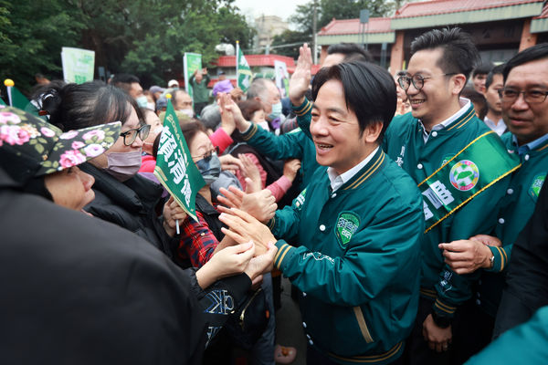 ▲▼民進黨總統候選人暨黨主席賴清德今（5）日上午出席湖口鄉顯聖宮參香及賴清德新竹縣後援會成立大會，懇請新竹鄉親力挺立委候選人詹紀緹、曾聖凱。（圖／賴清德競選辦公室提供）