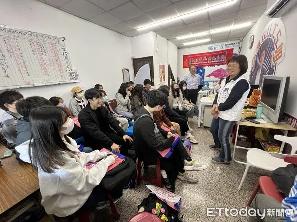 ▲成大政治系學生一行20多人，由政治系教授丁仁方帶領，5日上午抵姚正玉競選總部參訪，姚正玉也向來訪學生暢談參選理念。（圖／記者林東良翻攝，下同）