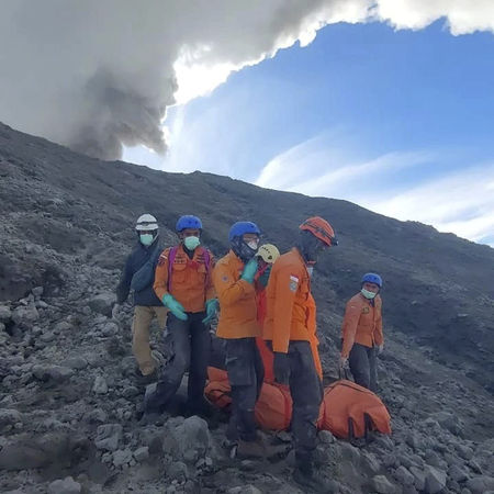 ▲▼印尼馬拉皮火山爆發，搜救人員將傷者與死者遺體抬下山。（圖／達志影像／美聯社）