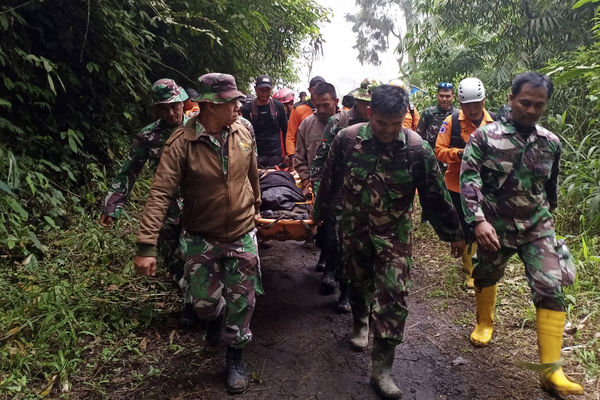 ▲▼印尼馬拉皮火山爆發，搜救人員將傷者與死者遺體抬下山。（圖／達志影像／美聯社）