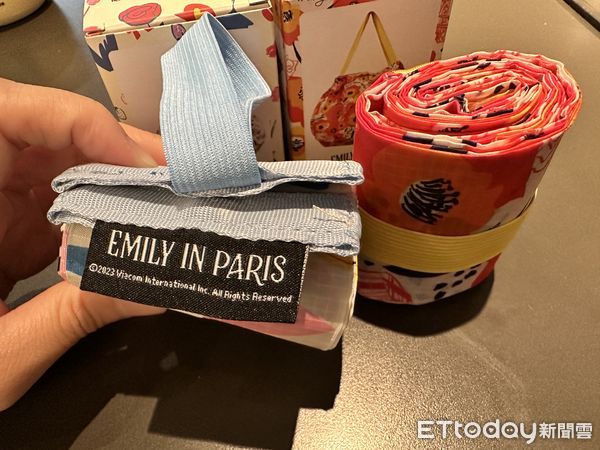 ▲▼全聯與Netflix人氣影集《艾蜜莉在巴黎》聯名，推出時尚小物換購。（圖／記者林育綾攝）