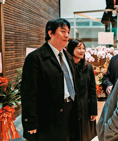 周炫君（左）指控遭昇陽設局坑殺，昇陽代表還在仲裁庭上出言侮辱亡夫張蘶懷（右）。（讀者提供）