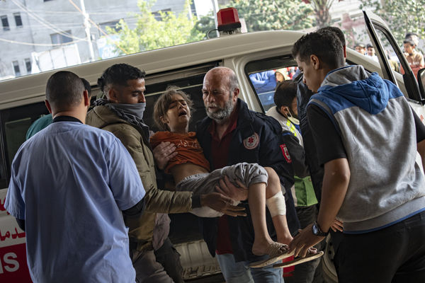 ▲▼大量居住在汗尤尼斯（Khan Younis）的巴勒斯坦平民在以色列軍方襲擊後被送入醫院。（圖／達志影像／美聯社）