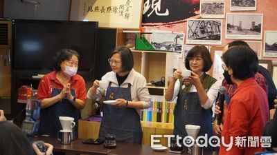 總統蔡英文雲林座談長者展笑顏 感性籲選民支持蘇治芬