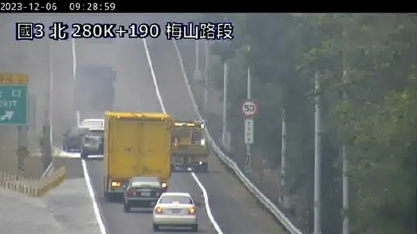 ▲國道3號梅山出口發生小貨車翻覆事故。（圖／高速公路1968）