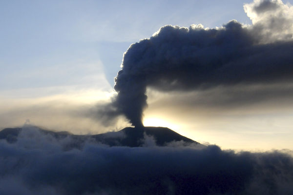 ▲▼印尼馬拉皮火山（Mount Marapi）噴發2天後，依然飄出火山灰，搜救隊員抬著罹難者遺體。（圖／達志影像／美聯社）