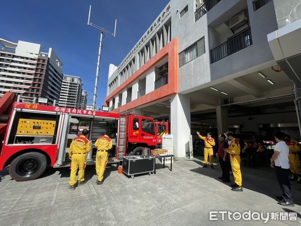 ▲為強化台南市特種搜救隊救災後勤能量，特別與家樂福公司簽署合作備忘錄，提供後勤補給資源。（圖／記者林東良翻攝，下同）