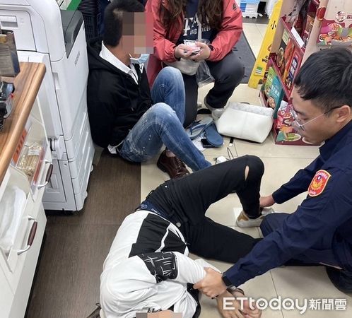 ▲▼▲▼面對強悍不配合的「監水」呂男，機警的員警發現異狀立即反手勒頸壓制。（圖／桃園警分局提供）