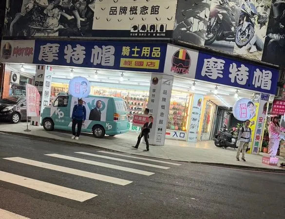 ▲▼柯文哲「相信號」幫柯美蘭競選違停人行道　幕僚：不熟規定。（圖／翻攝網路）